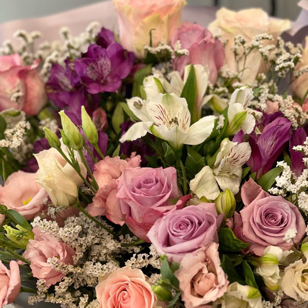 Нежный букет из розы, альстромерии, эустомы в стильной упаковке