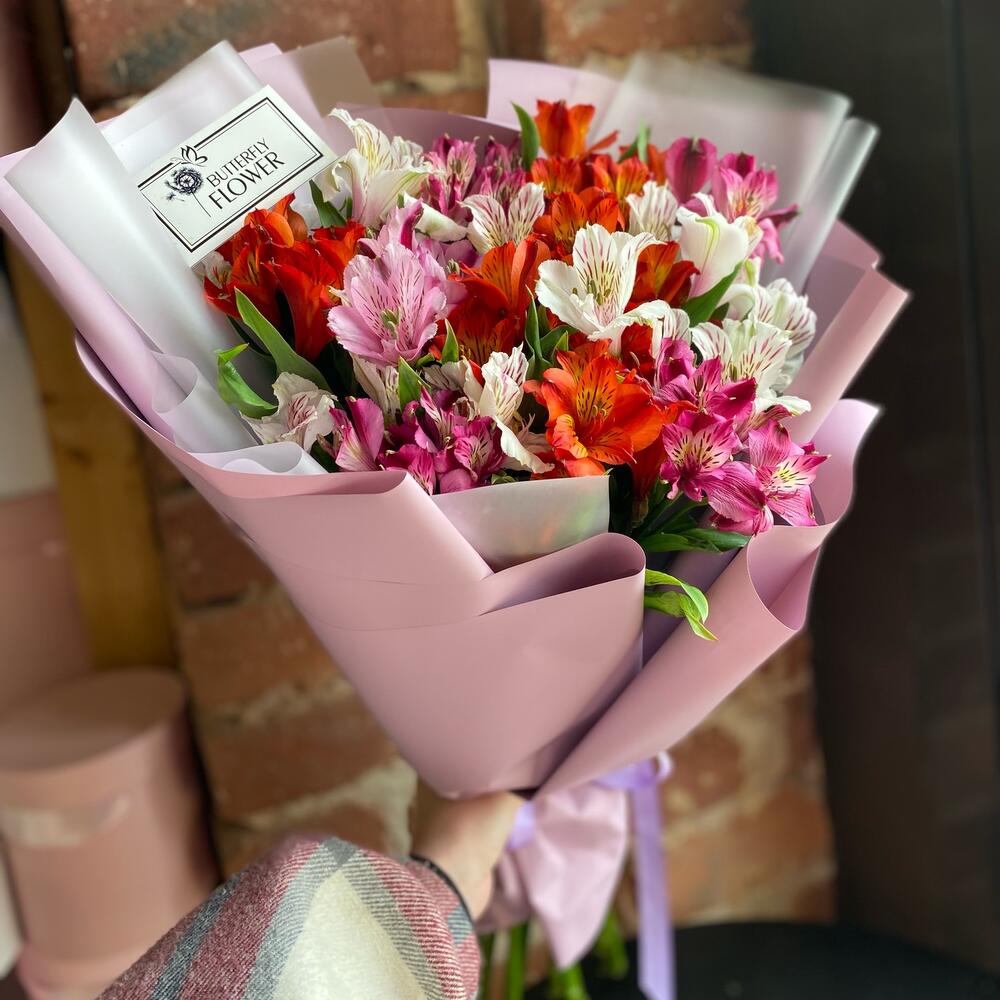 Букет из 11 разноцветных альстромерий в стильной упаковке 