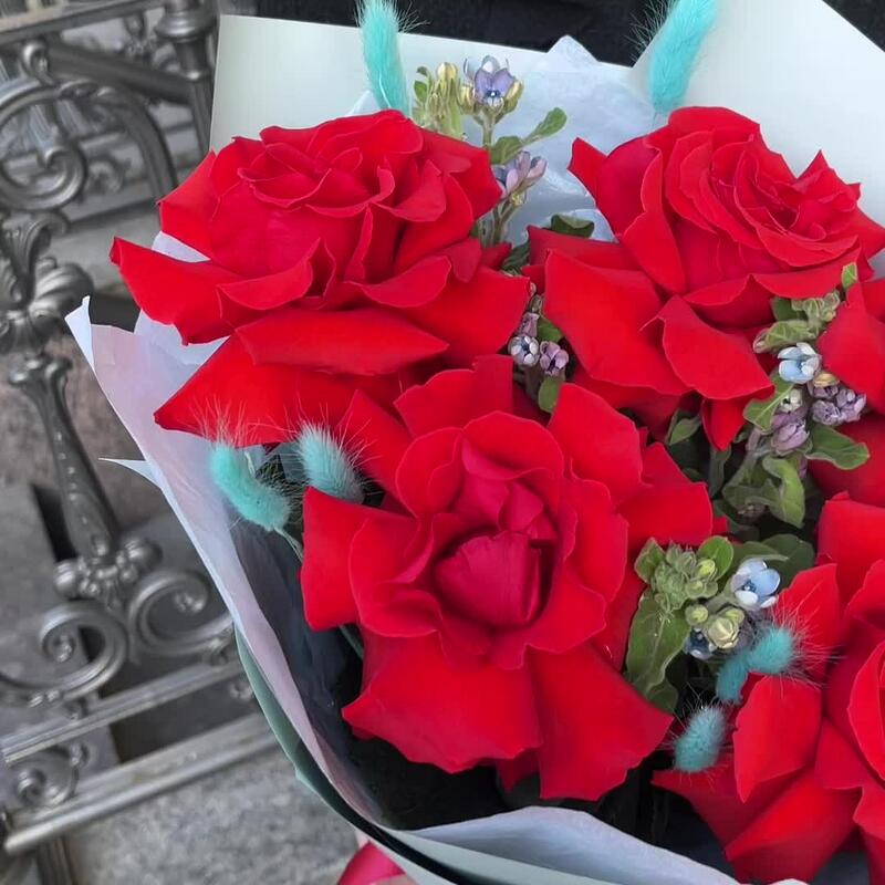 АМАРАНТИЯ из премиум французских роз, твидии и лагуруса