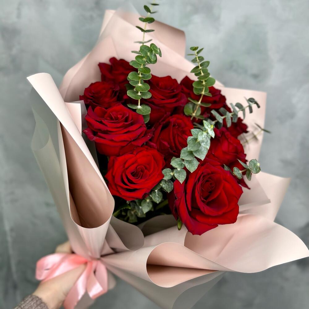 Прекрасное моно красной розы и эвкалипта Прекрасное моно красной розы и эвкалипта