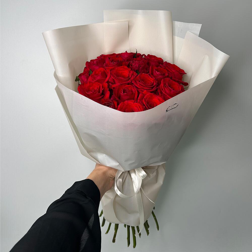 19 червоних троянд