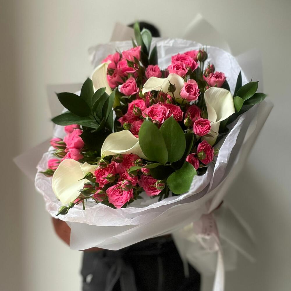 Букет с каллами и розами