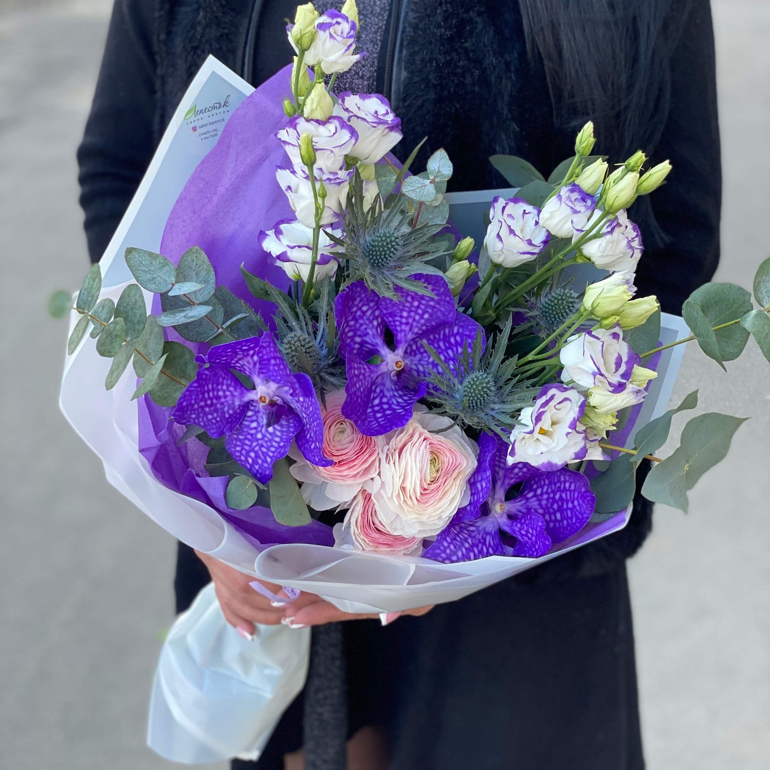 Ранункулюсы, орхидея Ванда и эрингиум в букете