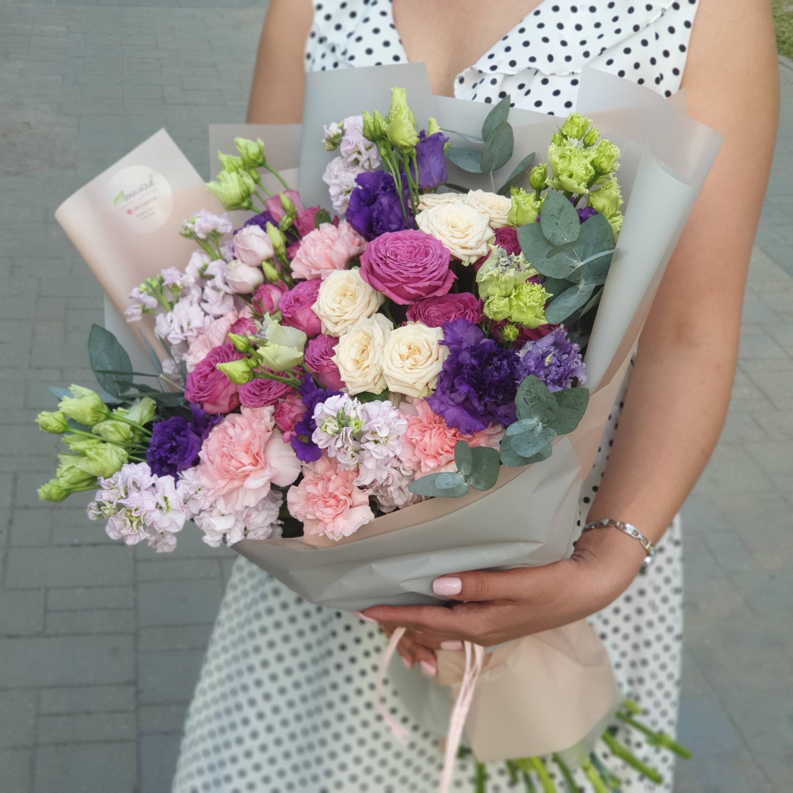 Букет из кустовых роз, маттиол, эустомы и гвоздики